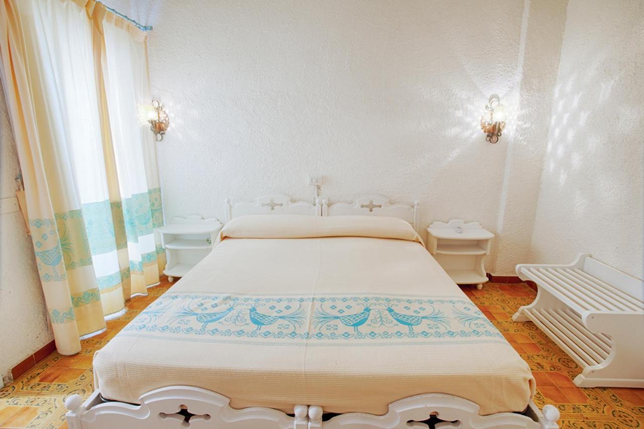 Hotel Al Faro San Teodoro  Eksteriør billede